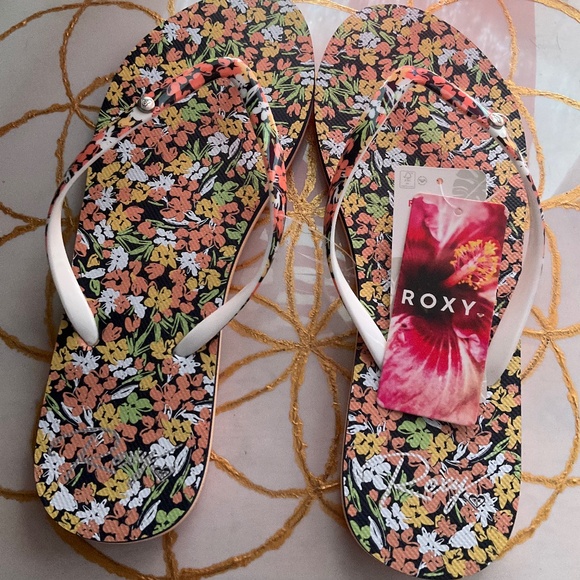 Roxy Shoes - NWT Roxy Portofino Floral Flip Flops Women’s 9